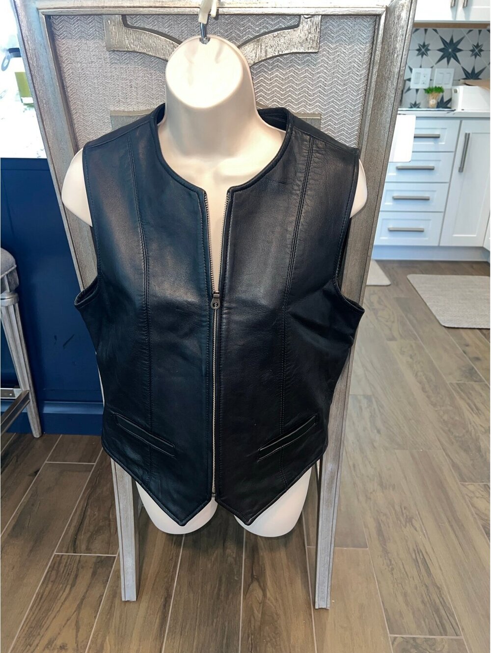 Leather Vest fits medium women’s soft supple leather zipper front OAKWOOD